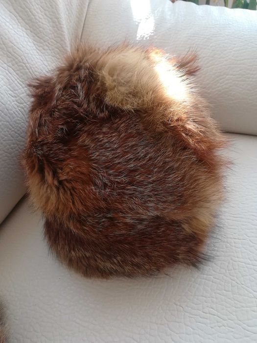 красива и топла шапка лисица