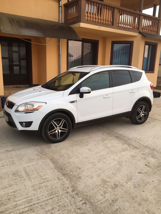 Ford Kuga 2012 .