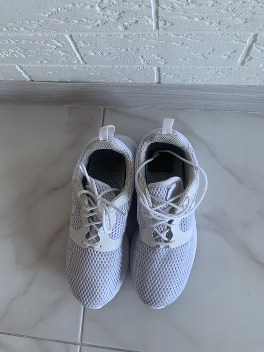 Спортивные кроссовки