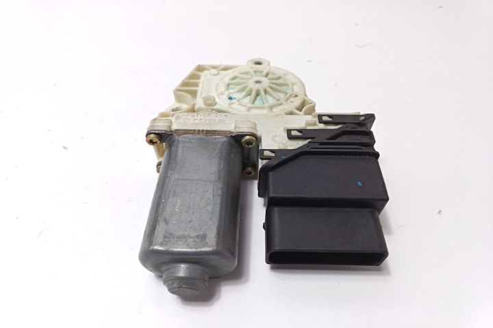 Motoras geam stanga spate  9776101439203 Volkswagen VW Golf a 4-a gen