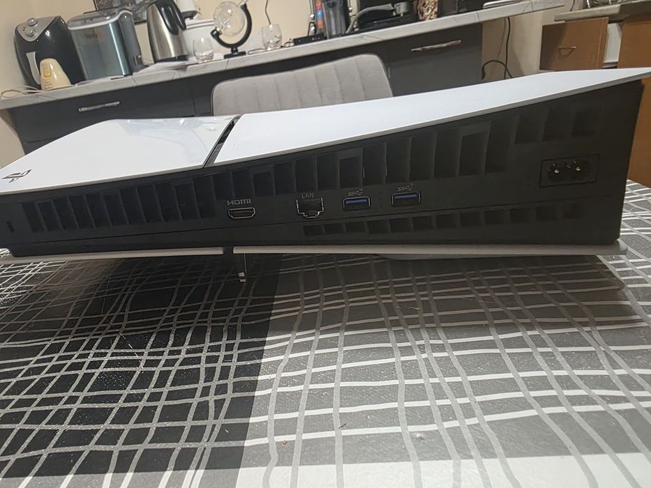 Продавам PlayStation 5 Slim с дисково устройство перфектно състояние с гаранция!