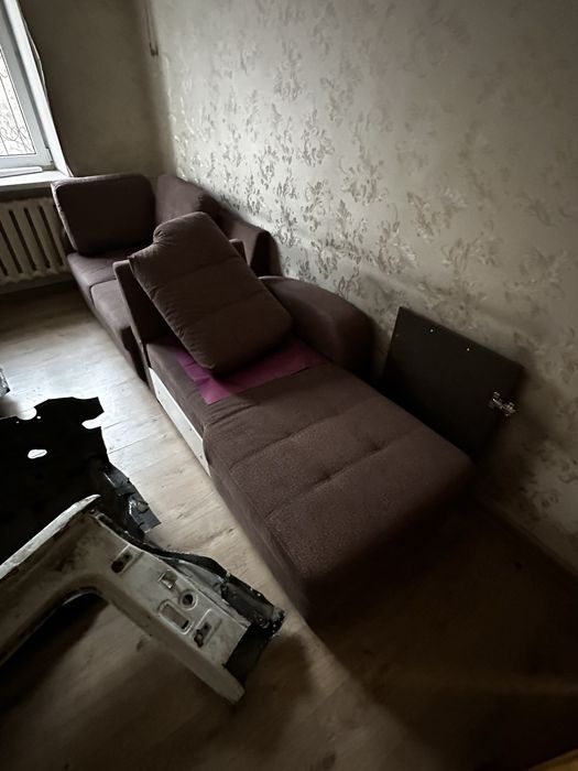 Кровать с матрасами и три диванчика