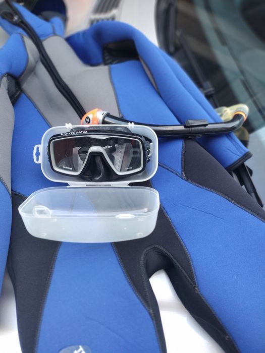 Продавам водолазен костюм  с очила и шнорхел