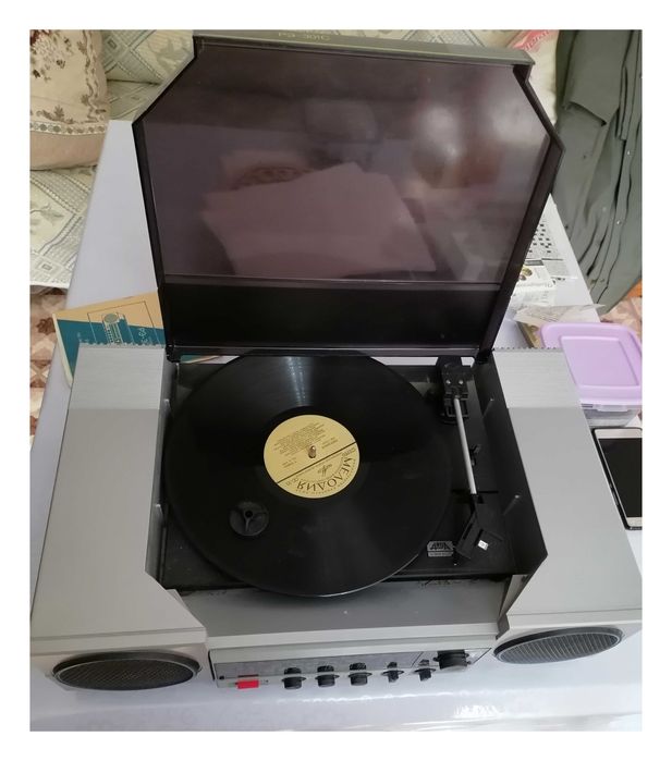 Продам радиолу Вега