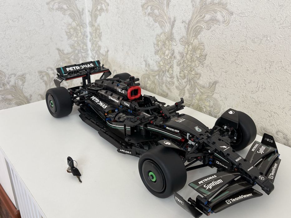 LEGO Technic F1 с постером Mercedes