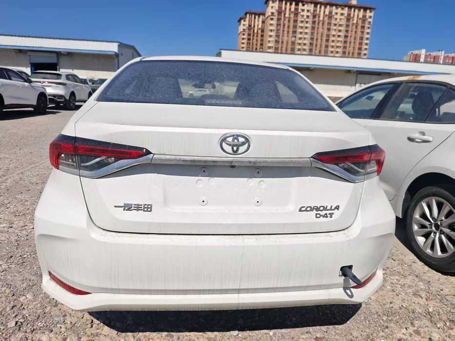 Toyota Corolla D-4T, седан, белый цвет.