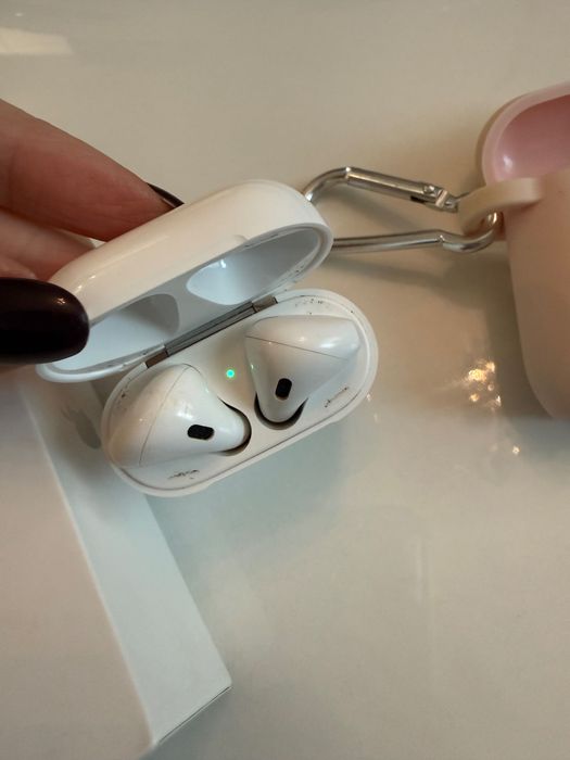 AirPods 2 използвани, работещи с чисто нов оригинален кабел и кейс