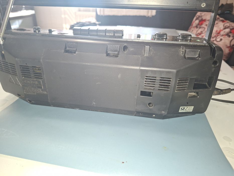Radiocasetofon mediu Sony CFS-210L, radio 4 benzi  ( Antena Satelor), made in France