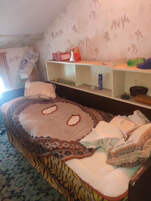 Продавам кооперация  4+1 с гараж, таванска стая и дворно място .Спешно