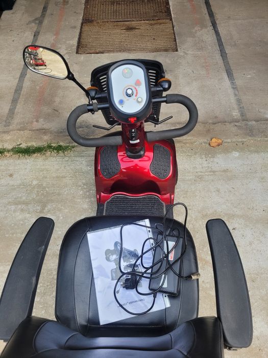 Scuter carut electric pentru persoane cu dizabilități