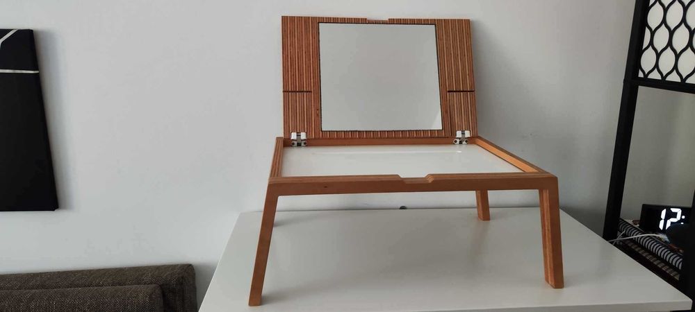 Măsuță cu oglindă