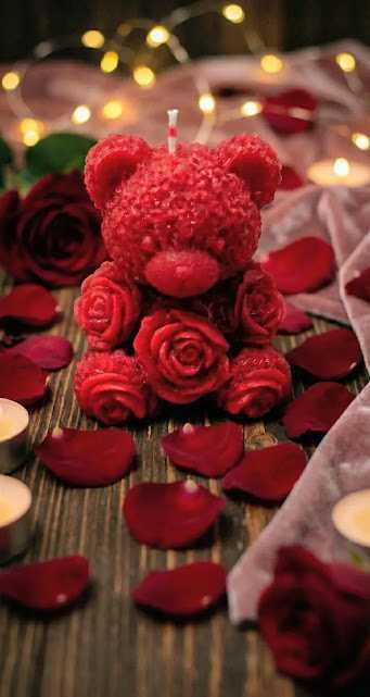 Ръчно изработена червена свещ "Мече с рози" – Топ подарък