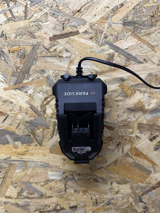 Стойки / държачи за  Parkside X20V батерии и зарядно