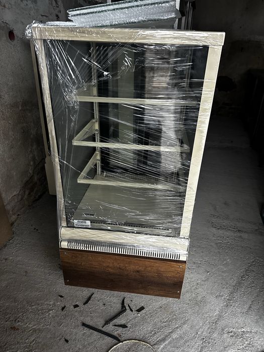 Хладилна витрина сладкарска