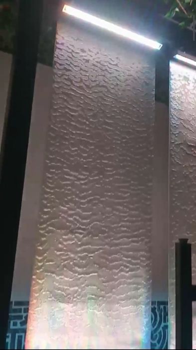 Водопад по стеклу, нержавеющей сетке и натуральному камню