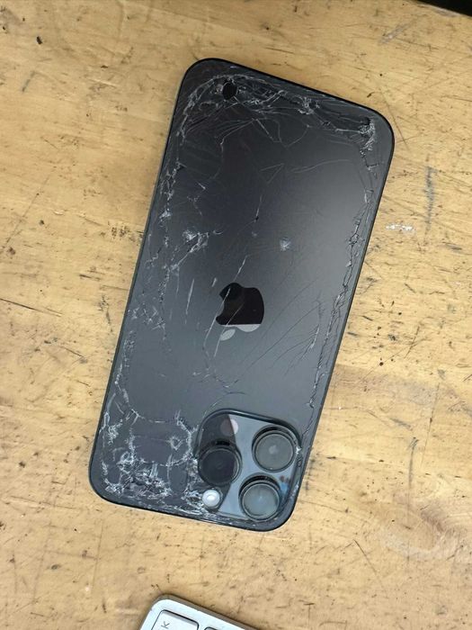 iphone 14 pro max de culoare negru mat mat pe fata spate