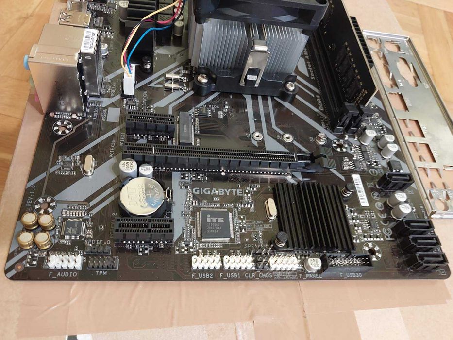 AMD Ryzen 5 3600 + Gigabyte B450M S2H + 16GB 3200Mhz DDR4