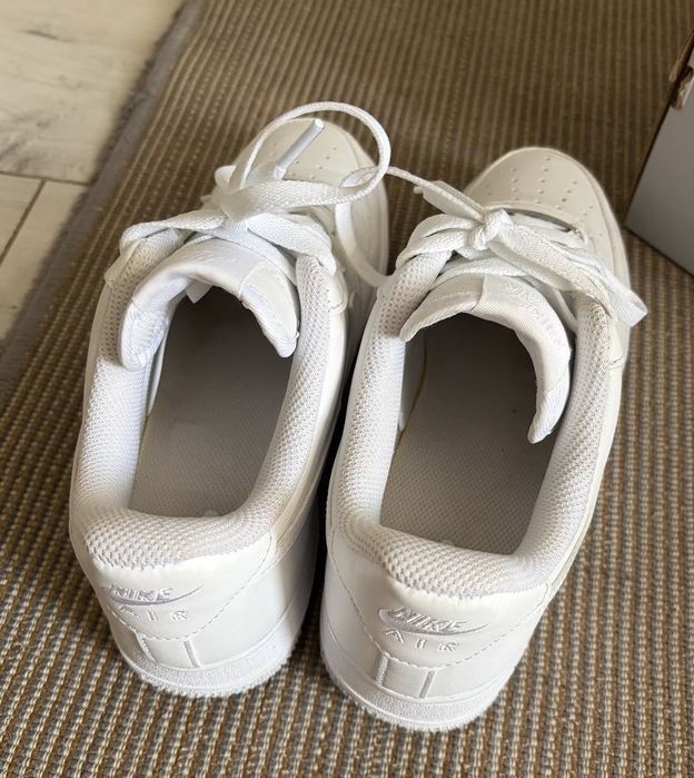 Продам Nike Air Force кроссовки белые 39р
