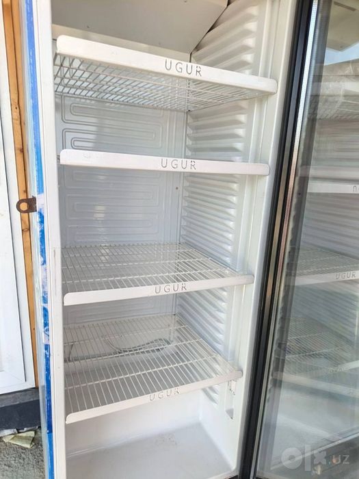 Продаётся Магазин и 3 ветрина холодильник