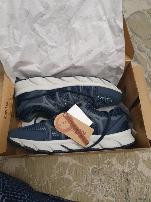 Продам кроссовки "escan"