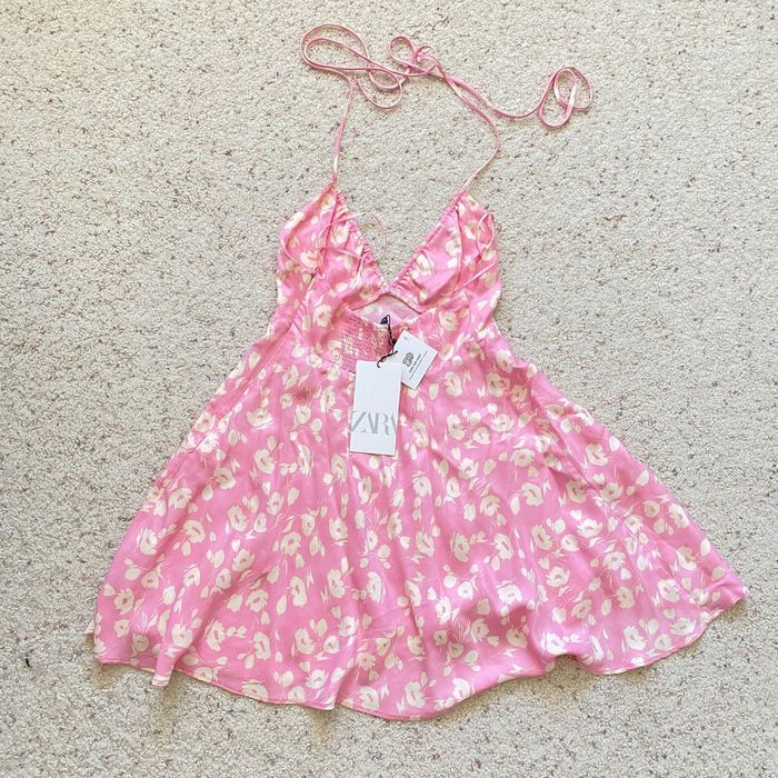 Zara сатенена рокля Нова!