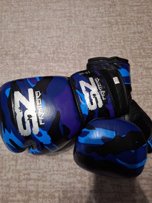 Ръкавици и наколенки за кикбобс