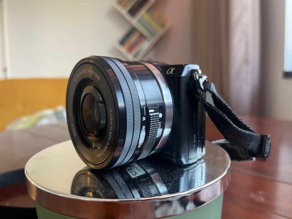 Sony A5000 (Alpha 5000) с оригиналния си китов обектив Sony E 16-50mm f/3.5-5.6 PZ OSS.