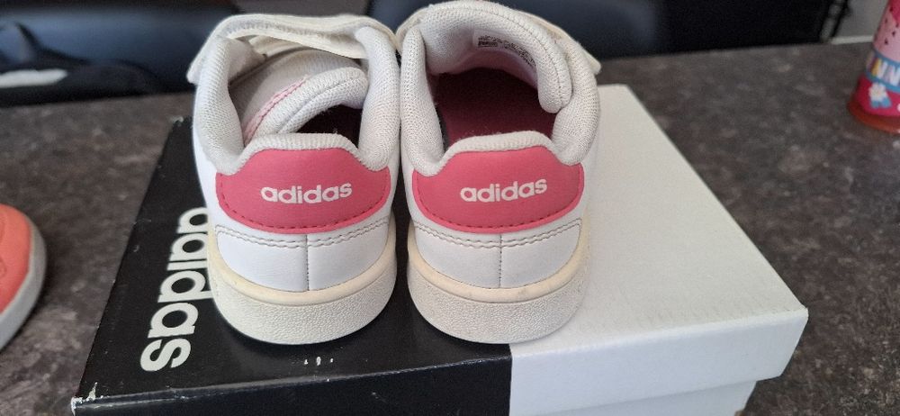 Продавам детски маратонки Adidas и Disney Minnie mouse