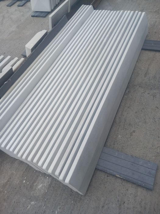 Vindem coame și capace de gard