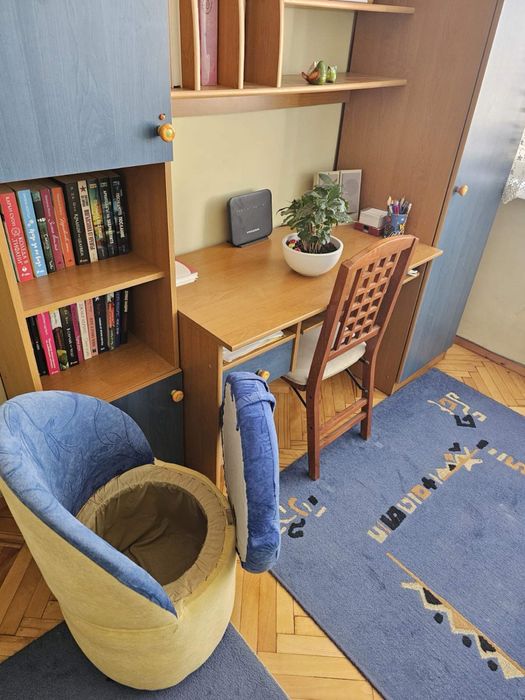 Два броя табуретки с ракла