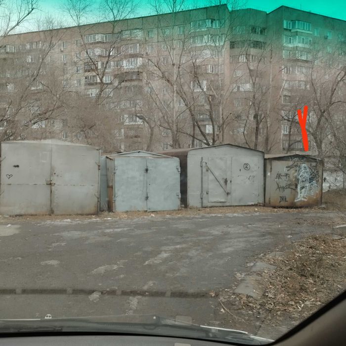 железный гараж в городе