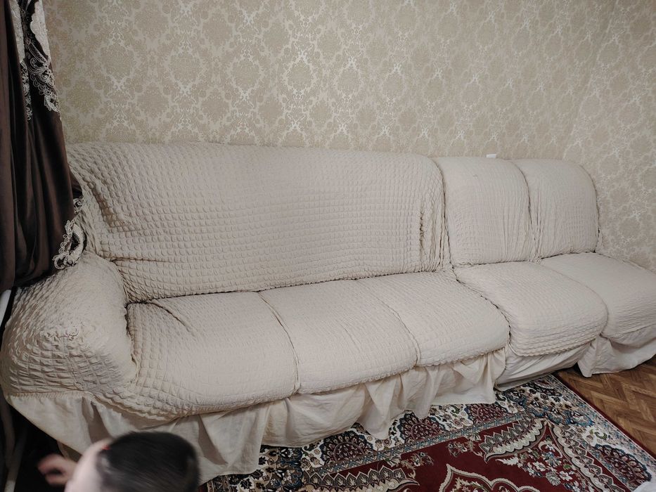 Диван с двумя креслами.