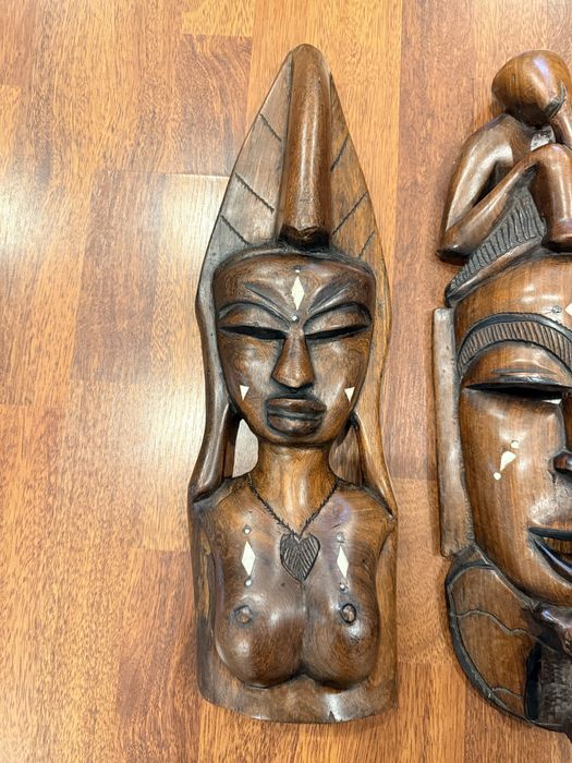 Masca africana din lemn sculptat cu insertie de os