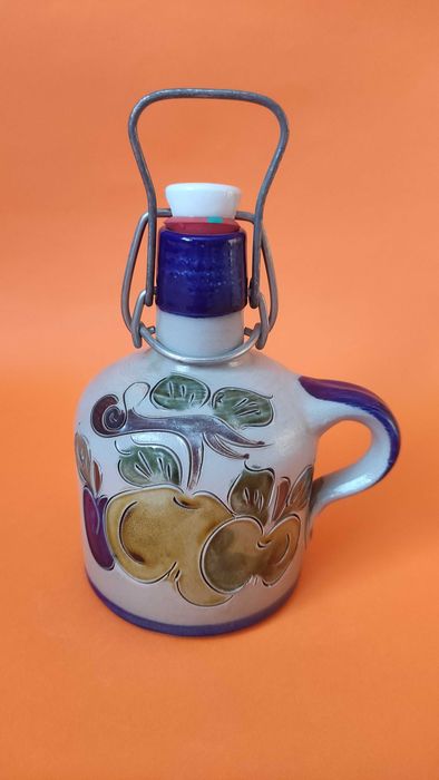 Малка керамична каничка с порцеланова запушалка и телена дръжка