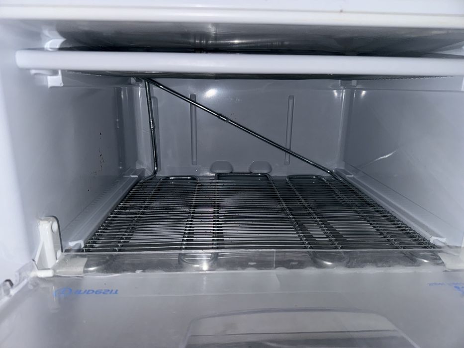 Хладилник Indesit с долен фризер