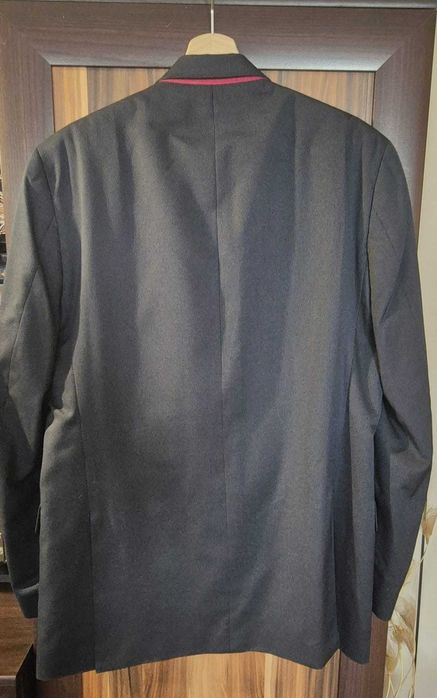 Официални мъжки костюми от 35 до 45 Евро.