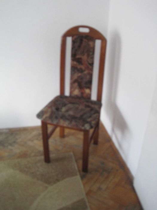 Продавам дървен стол с тапицерия