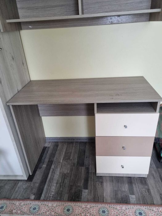 Birou cu etajera suspendata