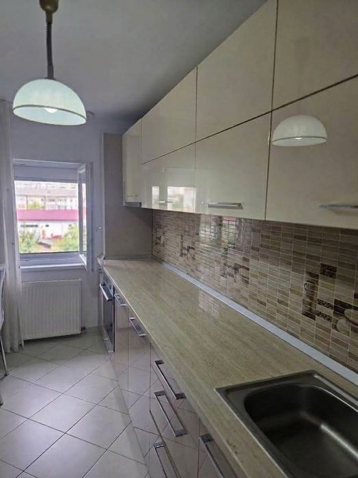 Vând  apartament 3 camere,etaj 3 ,lângă  liceul Pedagogic