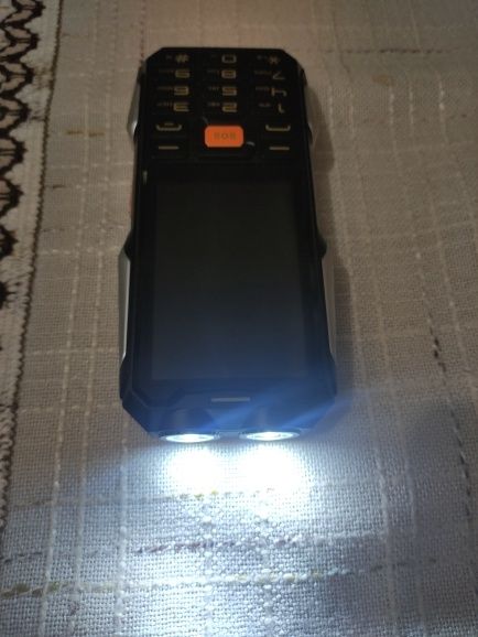 Мобилен телефон Yeemi Q9 с 4 SIM карти За възрастни хора, лов, риболов