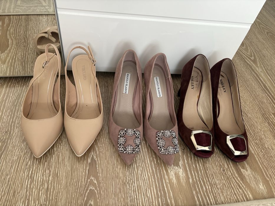 Отдам обувь 37 размера, есть еще одежда размера S. Бесплатно.