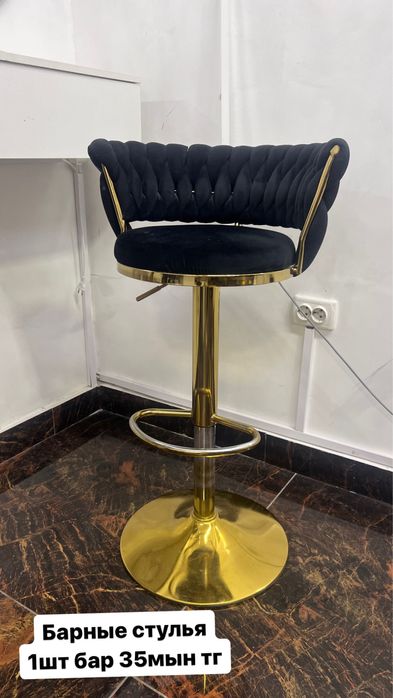 Зеркало,шкаф,барные стулья