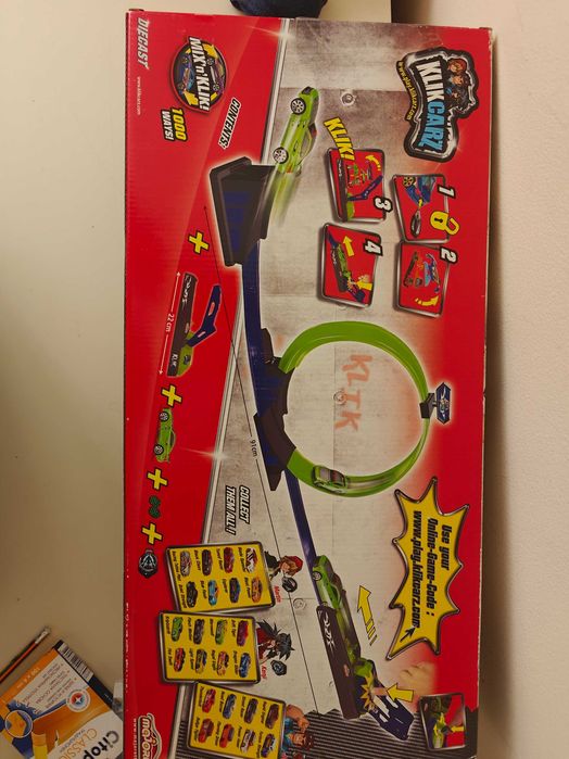 Нова запечатана писта KlickCarz Hot wheels. Метална количка..