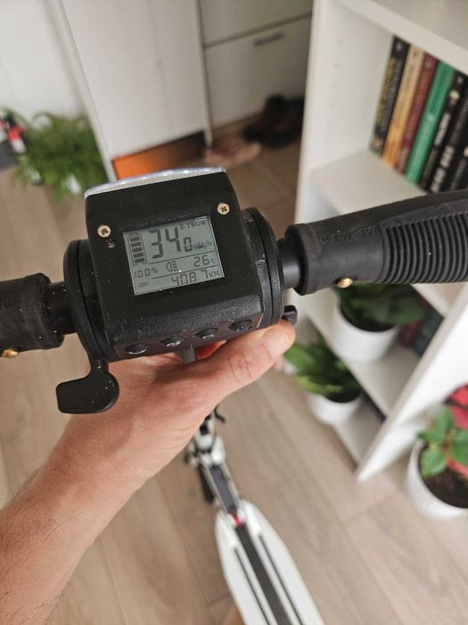Trotineta electrica E-TWOW Booster pliabila, 30 km/h, autonomie 35 km