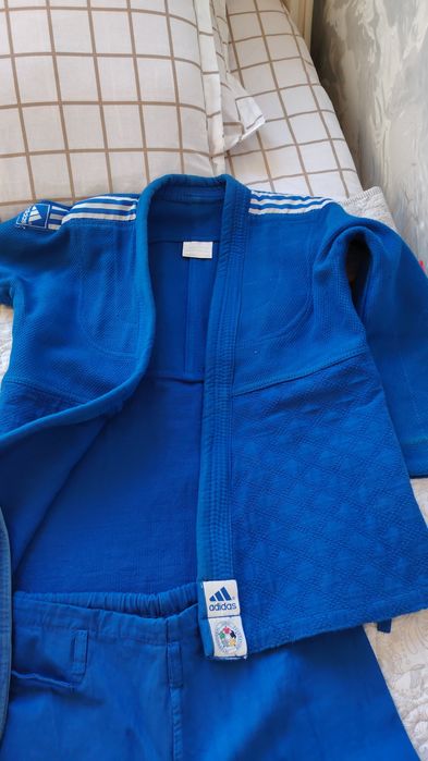 Dzyudo kiyim  kuk rangda