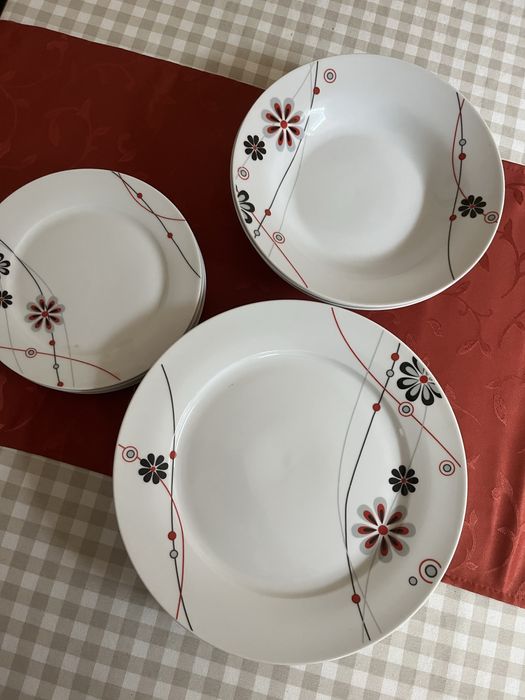 Сервиз за хранене чинии за основно,десерт