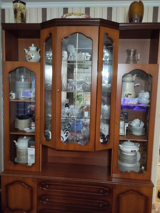 Продам сервант торг уместен