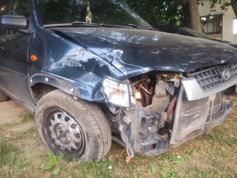 Продавам Мазда демио за части