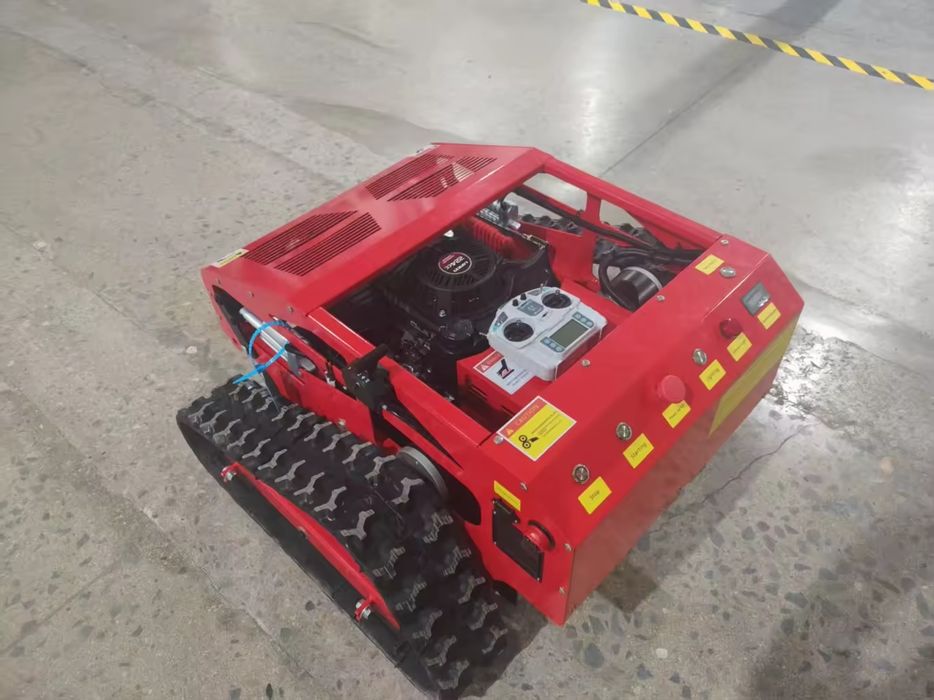 Robot de tuns iarba cu telecomanda.