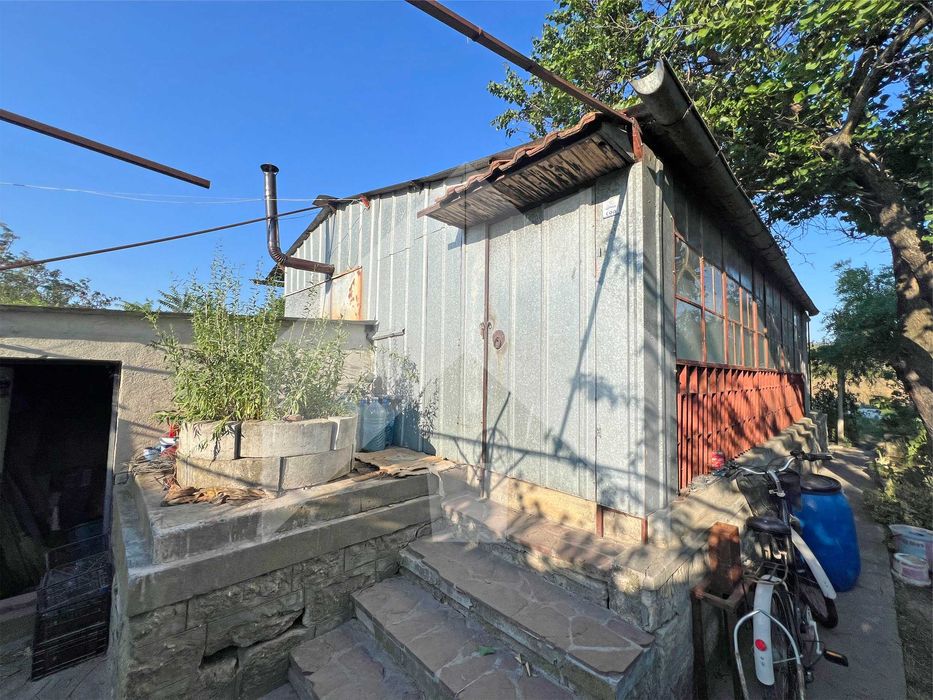 ПРОДАВА парцел 1,4 дка с ФУРГОН и КЛАДЕНЕЦ в гр. Плиска. ТОК! ВОДА!